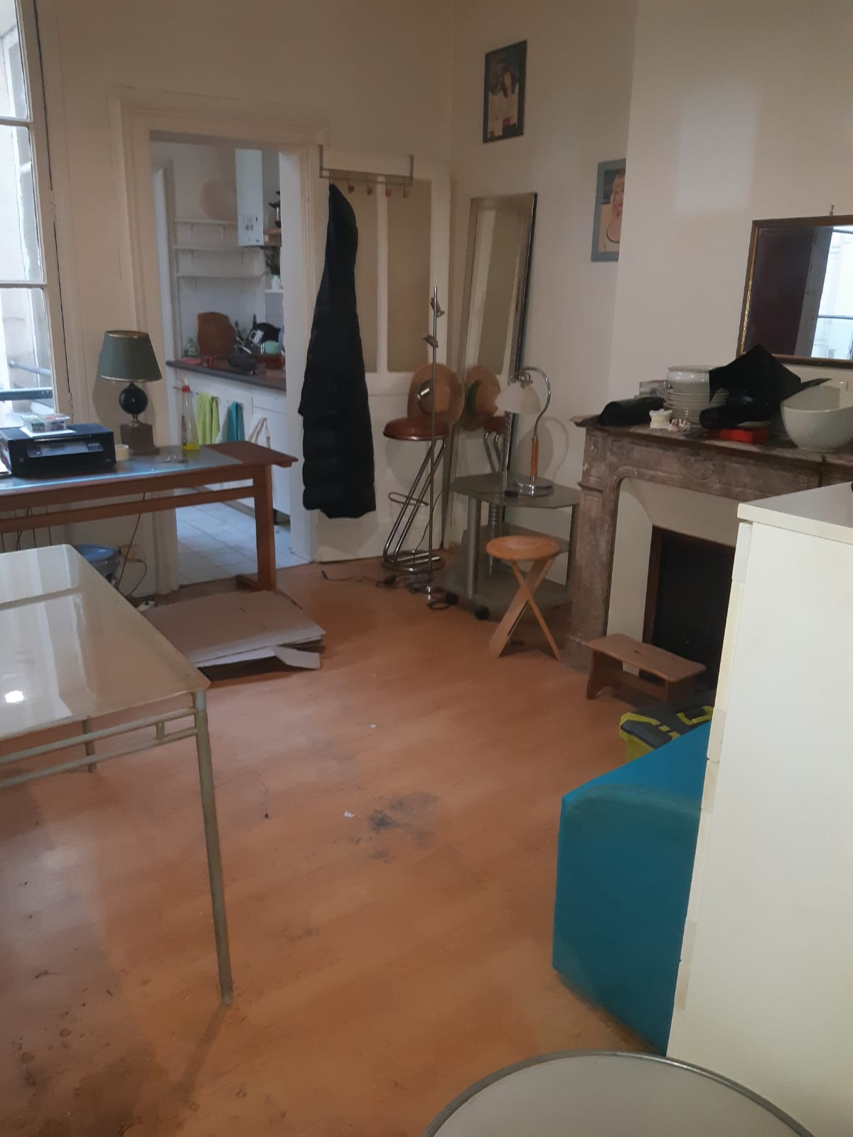 Séjour parisien encombré de mobilier, de vaisselle et d'affaires diverses avant intervention